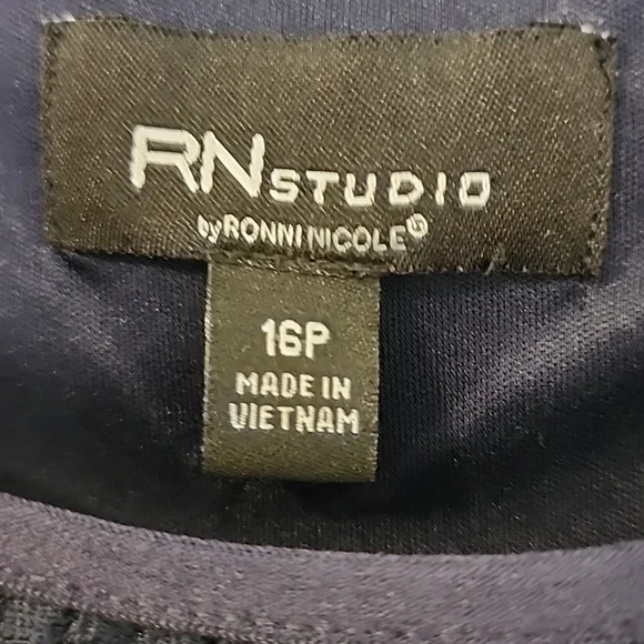 Woman's dress - Picture 9 of 10